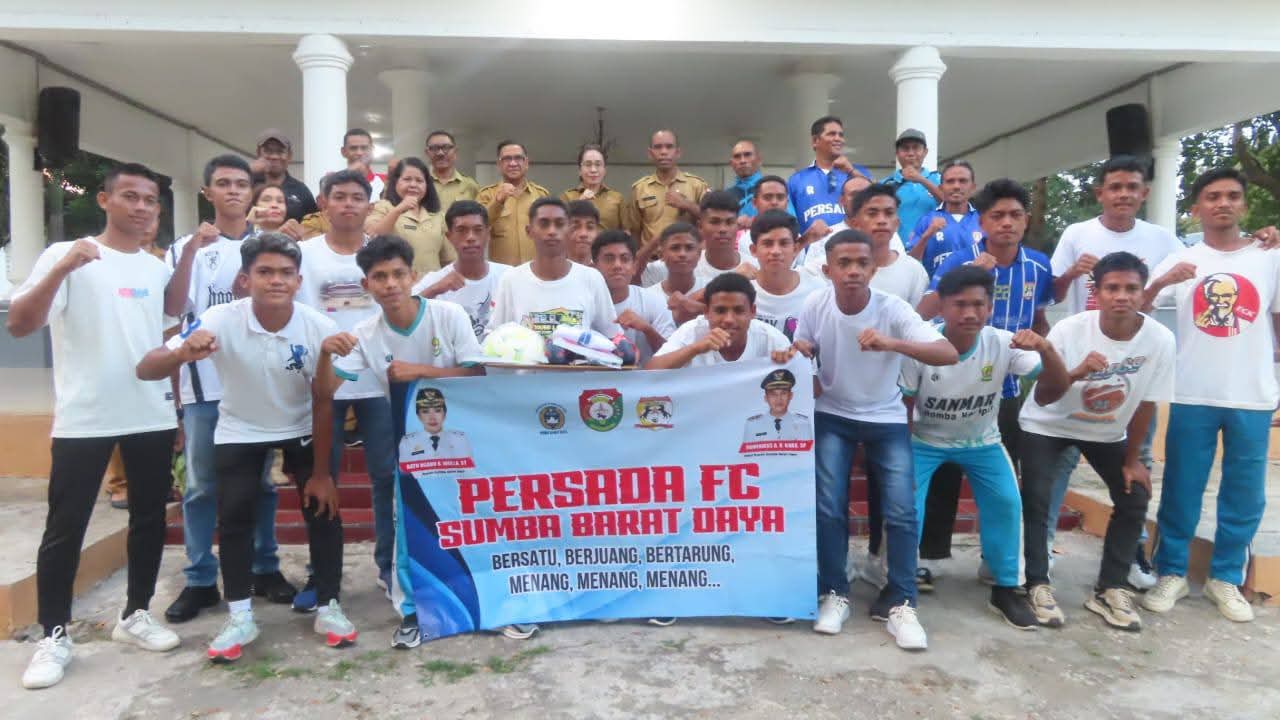 Bupati SBD Lepas Kontingen Soeratin Cup IV NTT U-17, Tekankan Semangat Juang dan Karakter Atlet Muda