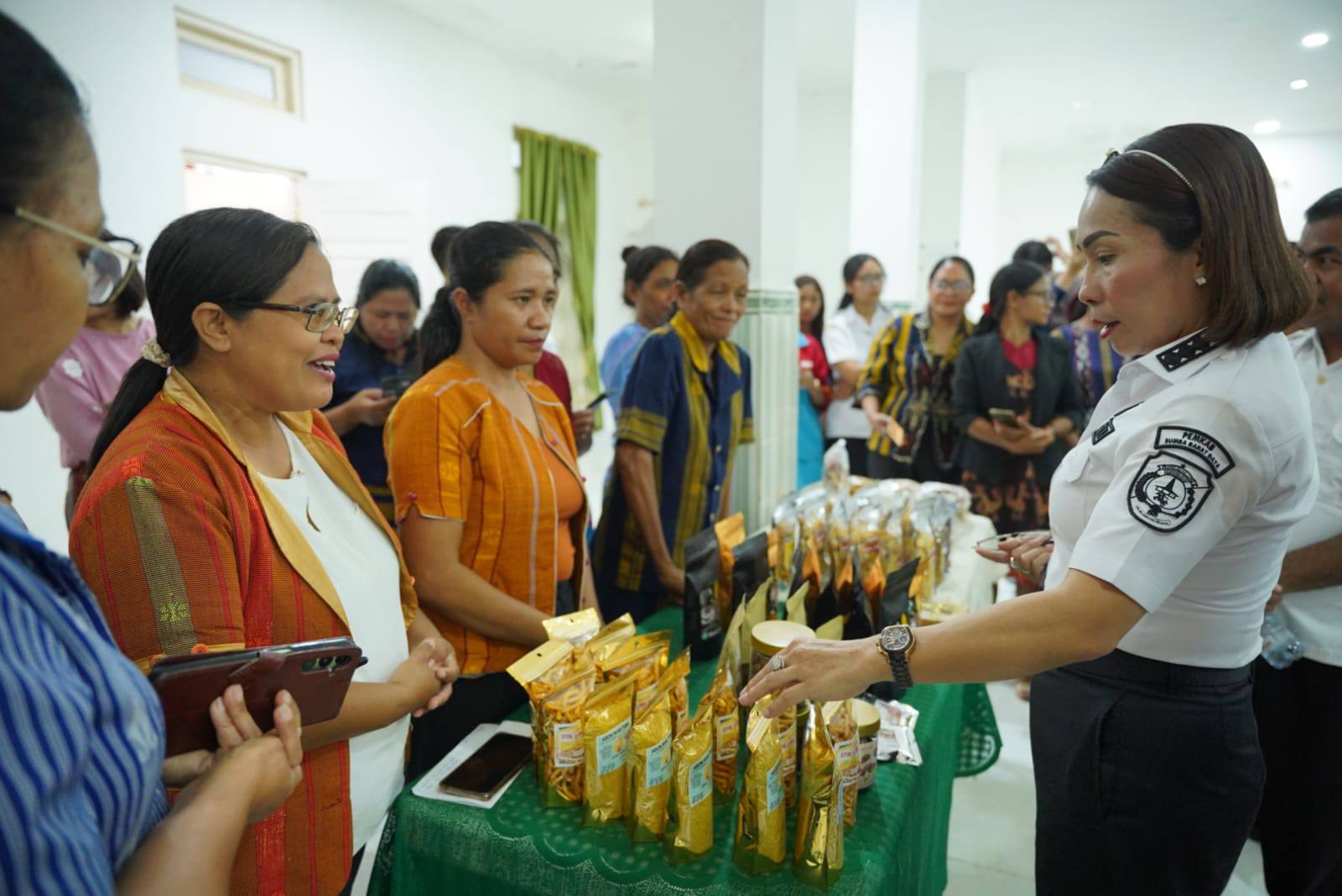 Bupati SBD Membuka Kegiatan Sosialisasi Penguatan UMKM Binaan Dekranasda SBD