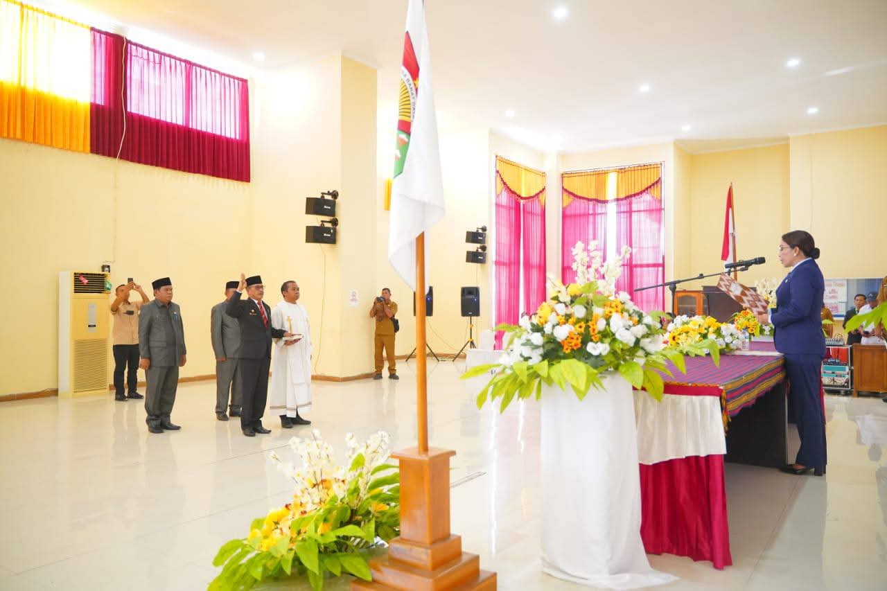 Drs. Etmundus N. Nau Resmi Dilantik Sebagai Sekretaris Daerah Sumba Barat Daya