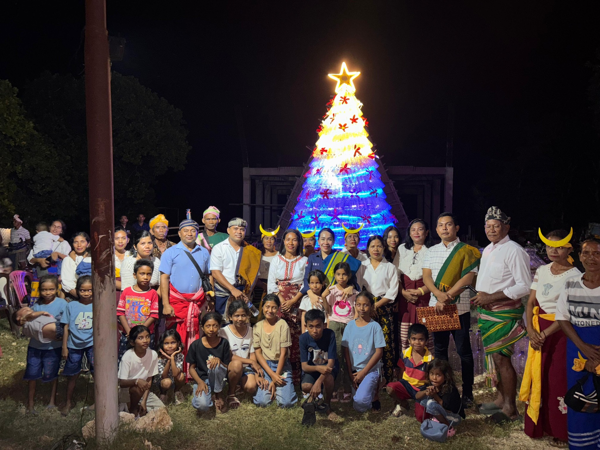 Pererat Toleransi, Bupati Ratu Wula Talu Hadiri Sekaligus Jadi Juri Lomba Hias Pohon Natal di BPMJ GKS Jemaat Waikelo