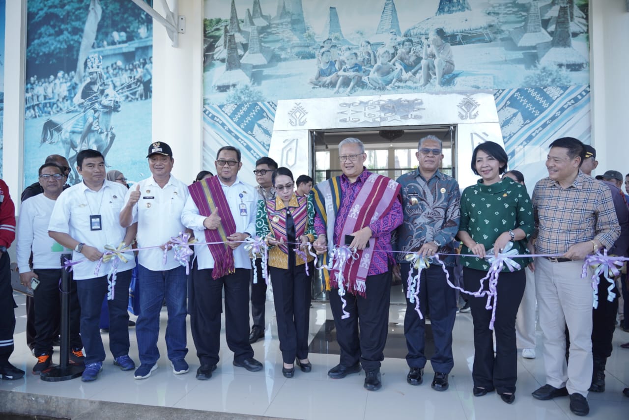 Bupati SBD Resmikan Penerbangan Perdana Batik Air di Bandara Lede Kalumbang