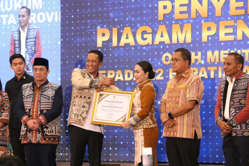 Bupati SBD Menerima Penghargaan Dari Menteri Hukum Republik Indonesia Atas Keberhasilan Pembentukan Pos Bantuan Hukum (Posbankum)