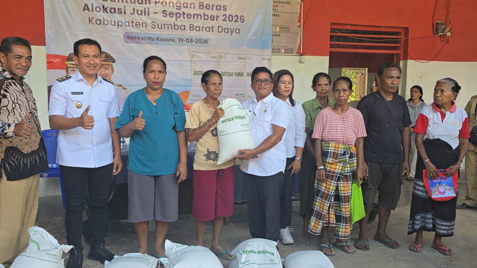 Wabup SBD serahkan Bantuan Pangan Beras Tahap II Tahun 2026